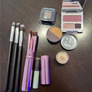 Makeup brush and shadow bundle